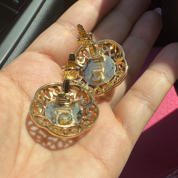 Vintage 80’s Trafari Gold and Pearl Clip-On Earrings - Picture 7 of 8